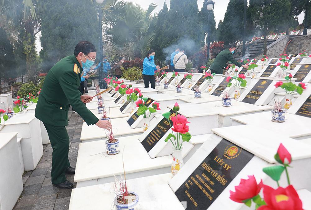 Các thành viên tham gia chương trình viếng Nghĩa trang Liệt sỹ Quốc Gia Vị Xuyên