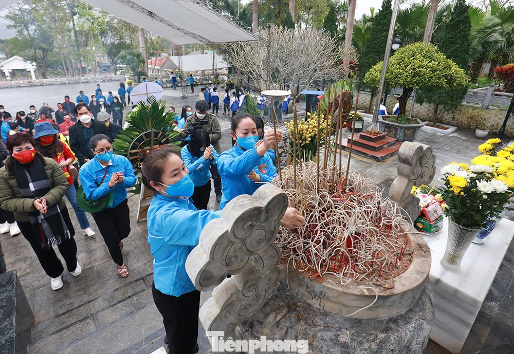 Nằm trong chuỗi các hoạt động của chương trình du lịch trải nghiệm “Hành quân theo bước chân Anh” do Hiệp hội du lịch tỉnh Hà Giang phối hợp với Tỉnh đoàn tổ chức, chiều ngày 12/2, các thành viên tham gia chương trình đã đến dâng hương, dâng hoa và trồng cây lưu niệm tại Nghĩa trang Liệt sĩ Vị Xuyên…