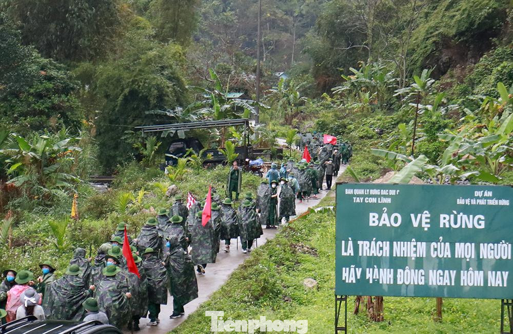 Tìm hiểu lịch sử dãy nhà khu vực tác chiến làng Pinh. Dâng hương, dâng hoa tri ân những anh hùng đã ngã xuống trên mặt trận biên giới