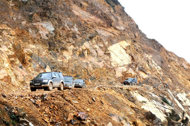 Trước mắt, những nhánh này làm đường công vụ, phục vụ vận chuyển vật liệu thi công; về lâu dài, nó trở thành đường dân sinh, phục vụ đồng bào dân tộc thiểu số miền núi