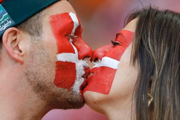 Một đôi tình nhân của Đan Mạch trao nụ hôn trên khán đài. Một đôi tình nhân của Đan Mạch trao nụ hôn trên khán đài