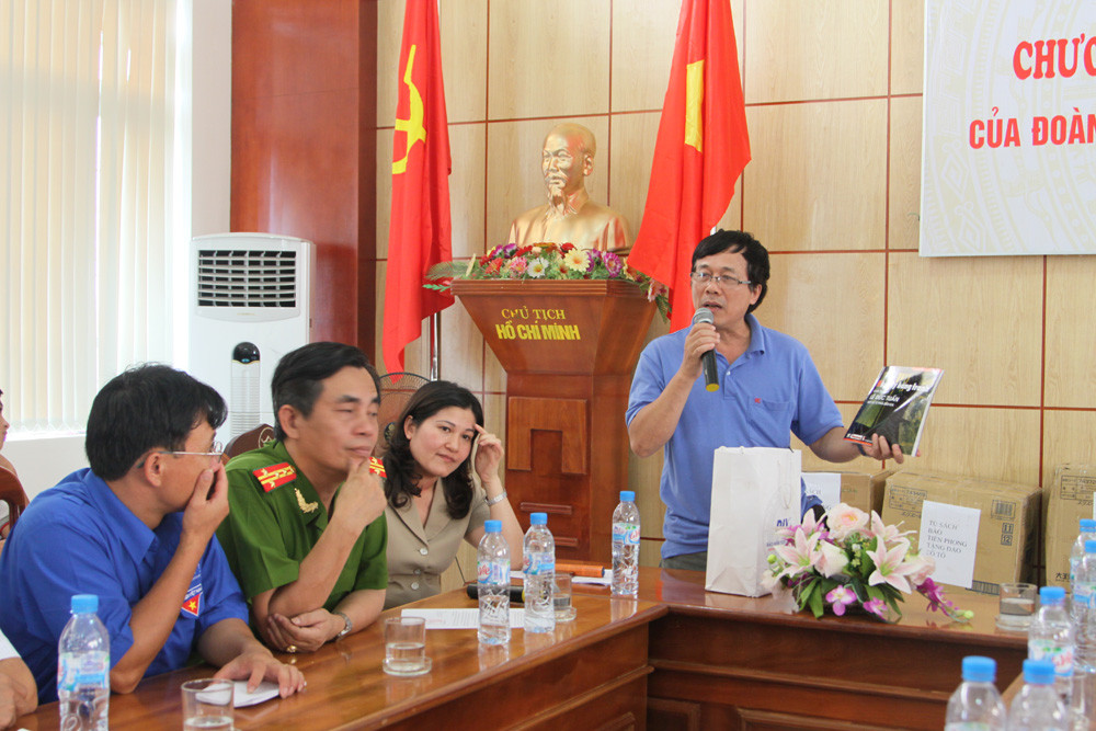 Nhà báo Trung Hiền chia sẻ về ý nghĩa của việc trao tủ sách