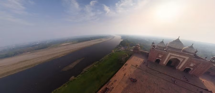 Bên ngoài Taj Mahal là dòng sông Tamuna. Một hàng rào dây thép gai được dựng lên để tránh sự xâm nhập của người ngoài vào ngôi đền từ phía sông