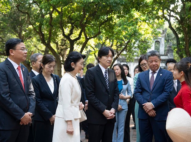 Hoàng Thái tử Nhật Bản và Công nương nghe giới thiệu về ngôi trường đại học đầu tiên của Việt Nam. (Ảnh: Như Ý)