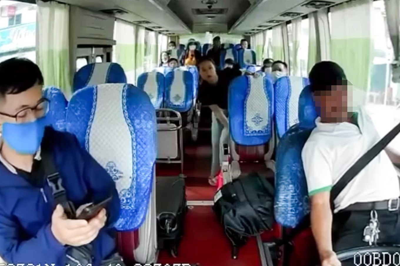 Nam tài xế bị đột quỵ nhưng vẫn cố dừng xe đảm bảo an toàn cho hành khách (Ảnh: Cắt từ clip).