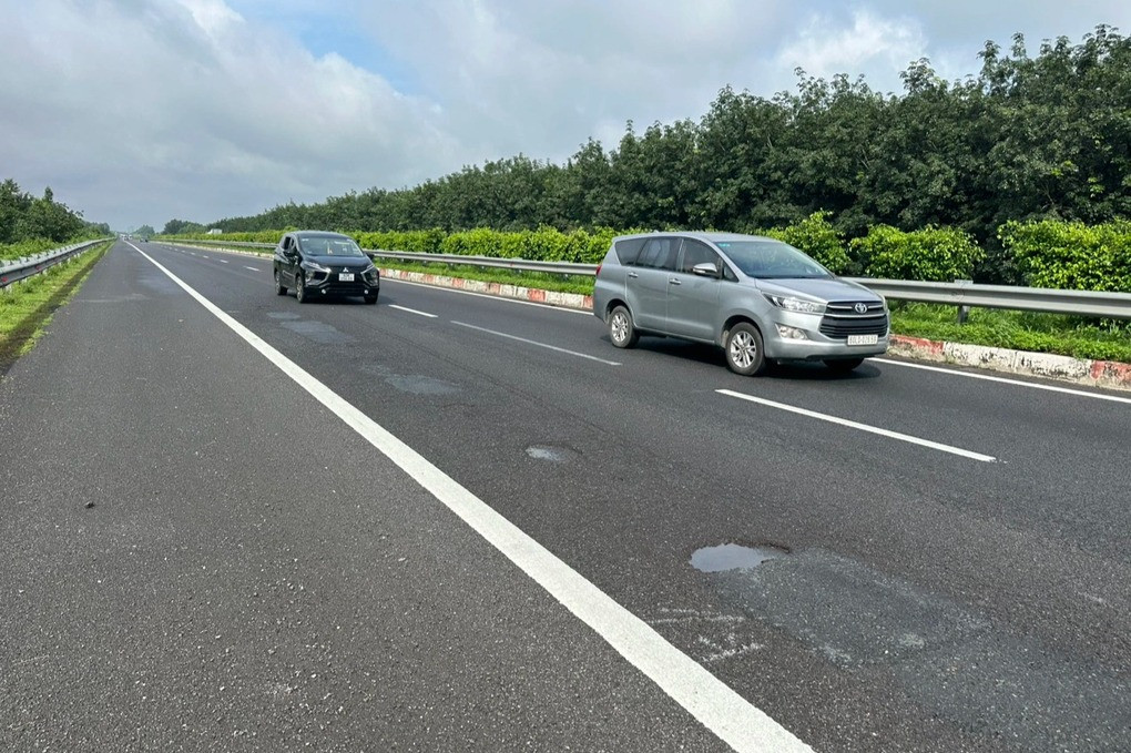 Mặt đường cao tốc TPHCM - Long Thành - Dầu Giây bong tróc, xuất hiện nhiều ổ gà (Ảnh: Hoàng Bình). Mặt đường cao tốc TPHCM - Long Thành - Dầu Giây bong tróc, xuất hiện nhiều ổ gà (Ảnh: Hoàng Bình).