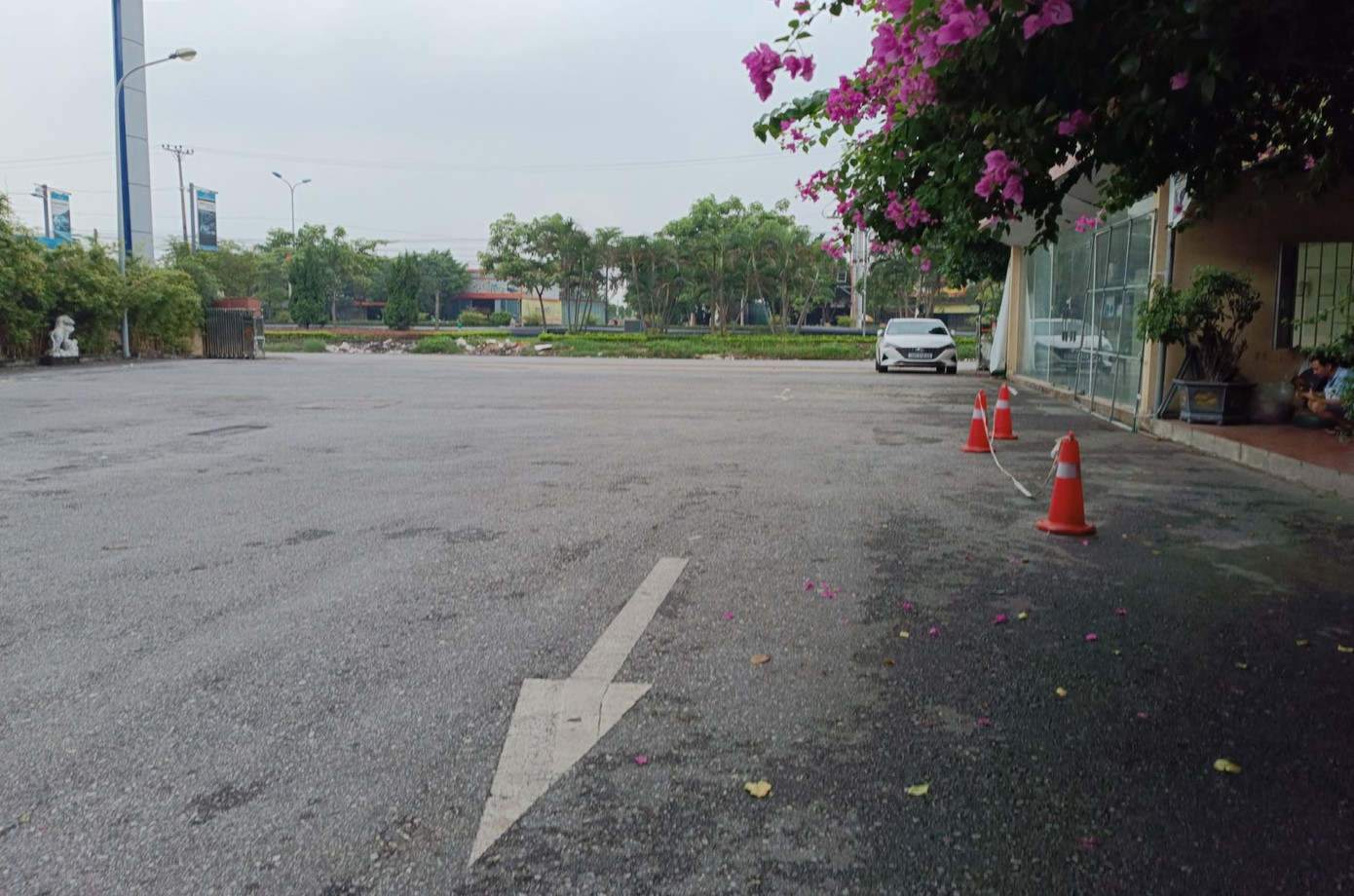 Hơn 10h ngày 18/9, sân Trung tâm Đăng kiểm 29.08D đã không còn một xe nào đến đăng kiểm