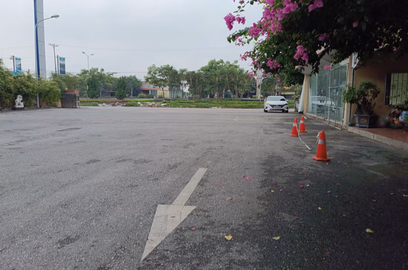 Hơn 10h ngày 18/9, sân Trung tâm Đăng kiểm 29.08D đã không còn một xe nào đến đăng kiểm