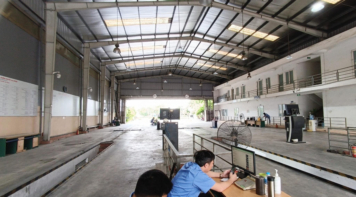 Nhân viên dù đã được bố trí nghỉ luân phiên nhưng vẫn ngồi chơi chờ xe đến