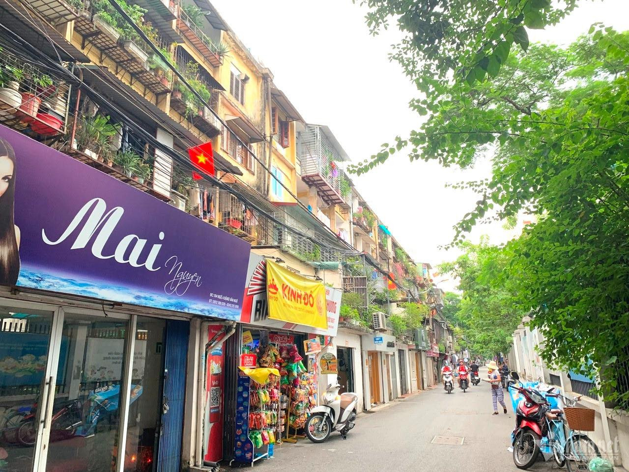 Nhiều người vẫn săn mua căn hộ ở những khu tập thể cũ bởi vị trí thuận tiện... (Ảnh: Nguyễn Lê).