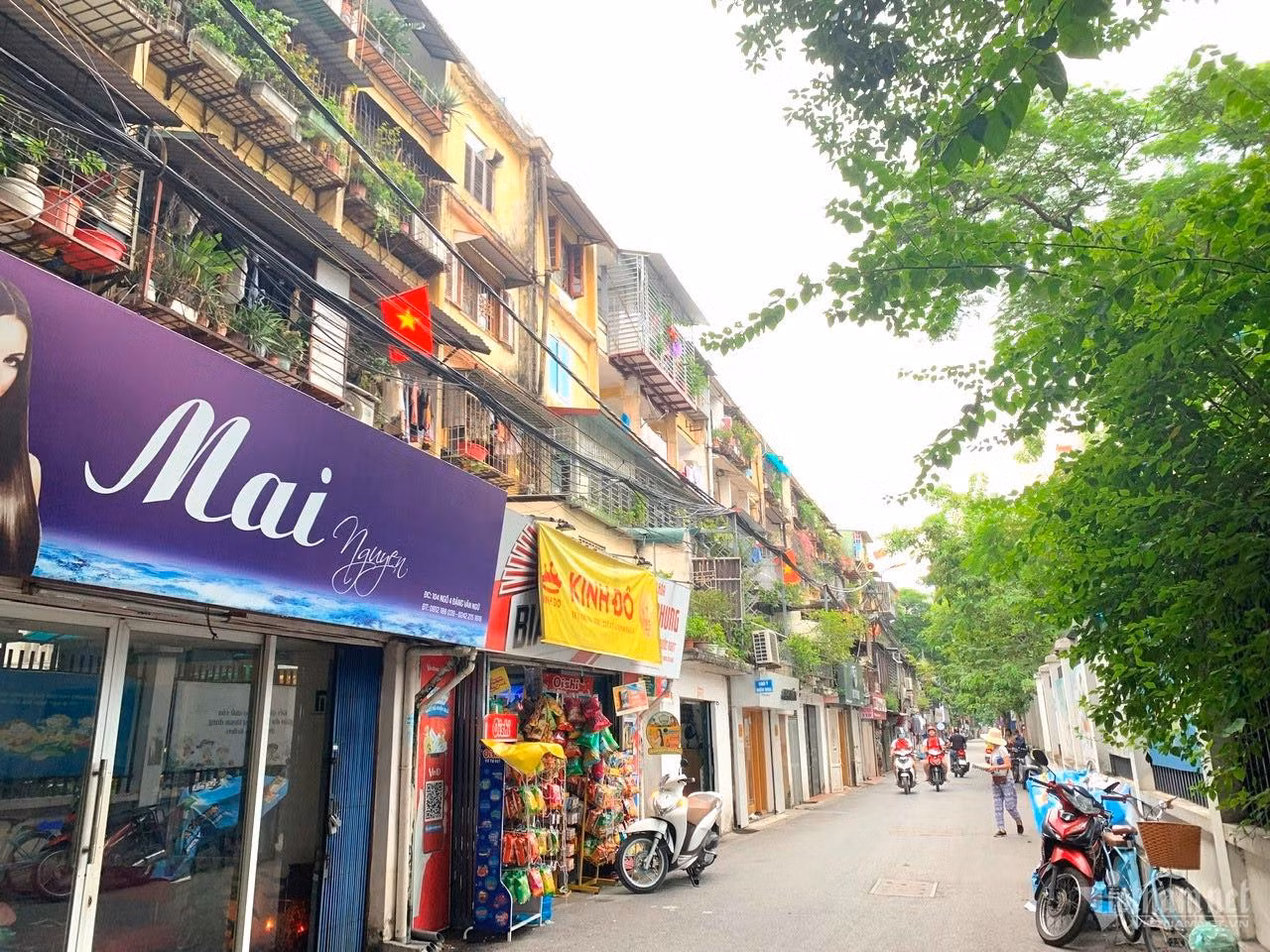 Nhiều người vẫn săn mua căn hộ ở những khu tập thể cũ bởi vị trí thuận tiện... (Ảnh: Nguyễn Lê). Nhiều người vẫn săn mua căn hộ ở những khu tập thể cũ bởi vị trí thuận tiện... (Ảnh: Nguyễn Lê).