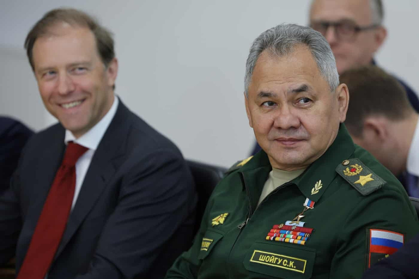 Bộ trưởng Công thương Nga Denis Manturov và Bộ trưởng Quốc phòng Sergei Shoigu. Ảnh: Sputnik