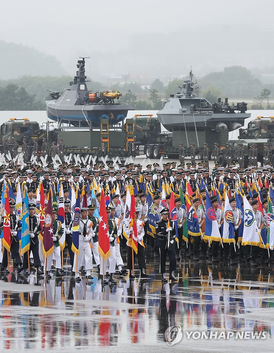 Điểm nổi bật là sự kiện tại căn cứ không quân Seoul và lễ duyệt binh dài 2 km qua khu trung tâm thương mại của Seoul đến khu vực Gwanghwamun. Lần cuối cùng Hàn Quốc tổ chức một cuộc duyệt binh trên đường phố là vào năm 2013. Các hoạt động và lễ duyệt binh năm nay được tổ chức sớm, vì ngày thành lập lực lượng vũ trang chính thức là 1/10. Ảnh: Yonhap Điểm nổi bật là sự kiện tại căn cứ không quân Seoul và lễ duyệt binh dài 2 km qua khu trung tâm thương mại của Seoul đến khu vực Gwanghwamun. Lần cuối cùng Hàn Quốc tổ chức một cuộc duyệt binh trên đường phố là vào năm 2013. Các hoạt động và lễ duyệt binh năm nay được tổ chức sớm, vì ngày thành lập lực lượng vũ trang chính thức là 1/10. Ảnh: Yonhap