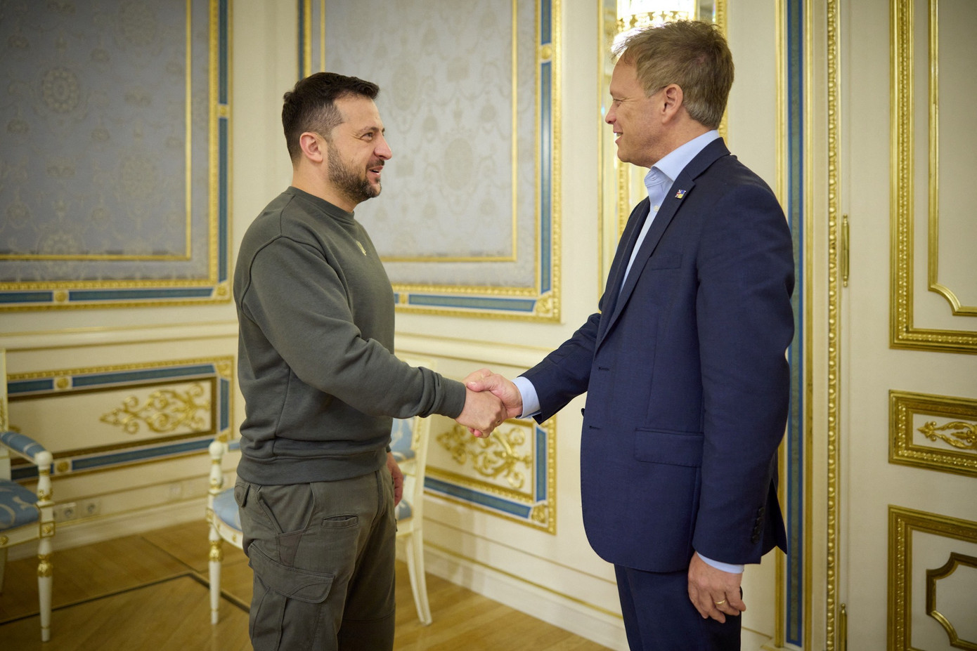 Tổng thống Ukraine Volodymyr Zelensky đón Bộ trưởng Quốc phòng Anh Grant Shapps. Ảnh: Reuters Tổng thống Ukraine Volodymyr Zelensky đón Bộ trưởng Quốc phòng Anh Grant Shapps. Ảnh: Reuters