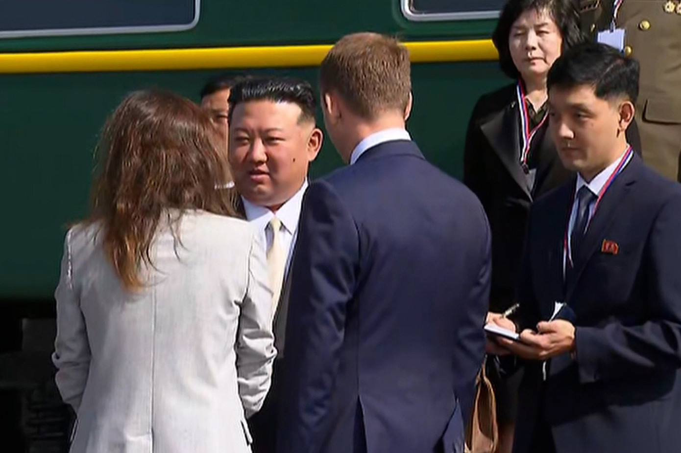 Chủ tịch Kim Jong-un bước xuống từ tàu hỏa. Ảnh: CNN Chủ tịch Kim Jong-un bước xuống từ tàu hỏa. Ảnh: CNN