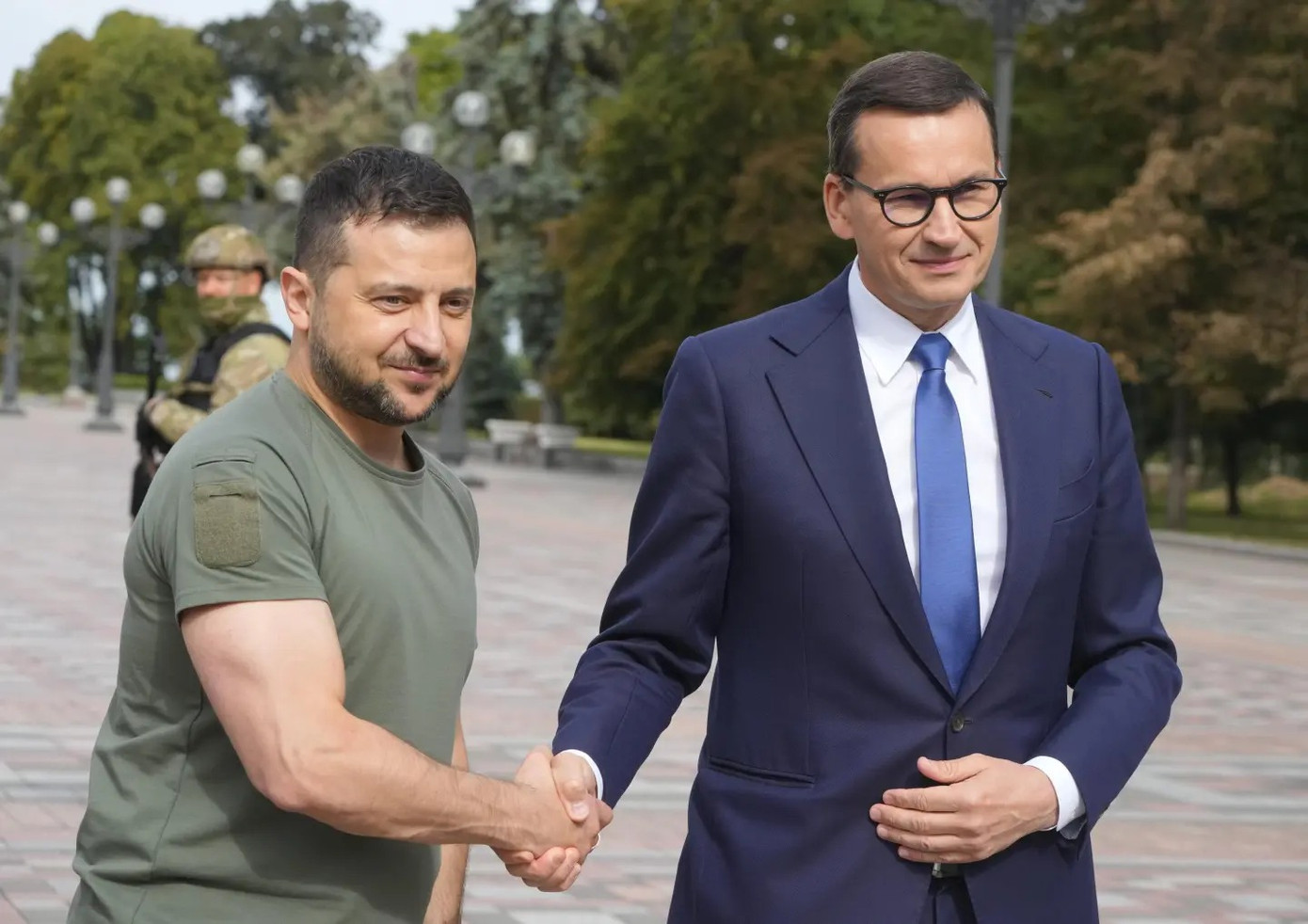 Tổng thống Ukraine Volodymyr Zelensky và Thủ tướng Ba Lan Mateusz Morawiecki gặp nhau tại Kiev tháng 9/2022. Ảnh: AP Tổng thống Ukraine Volodymyr Zelensky và Thủ tướng Ba Lan Mateusz Morawiecki gặp nhau tại Kiev tháng 9/2022. Ảnh: AP