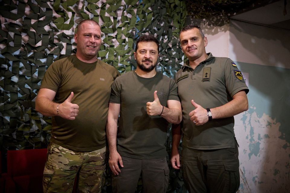 Tổng thống Ukraine Volodymyr Zelensky chụp ảnh cùng các binh sĩ ở tiền tuyến Donetsk hôm 5/9. Ảnh: Reuters Tổng thống Ukraine Volodymyr Zelensky chụp ảnh cùng các binh sĩ ở tiền tuyến Donetsk hôm 5/9. Ảnh: Reuters
