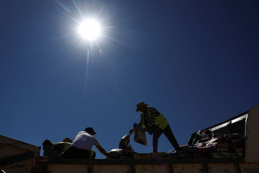 Phân phát đồ cứu trợ ở Moulay Brahim. Ảnh: Reuters Phân phát đồ cứu trợ ở Moulay Brahim. Ảnh: Reuters