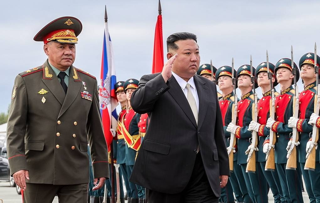 Chủ tịch Triều Tiên Kim Jong-un gặp Bộ trưởng Quốc phòng Nga Sergey Shoigu. Ảnh: Tass
