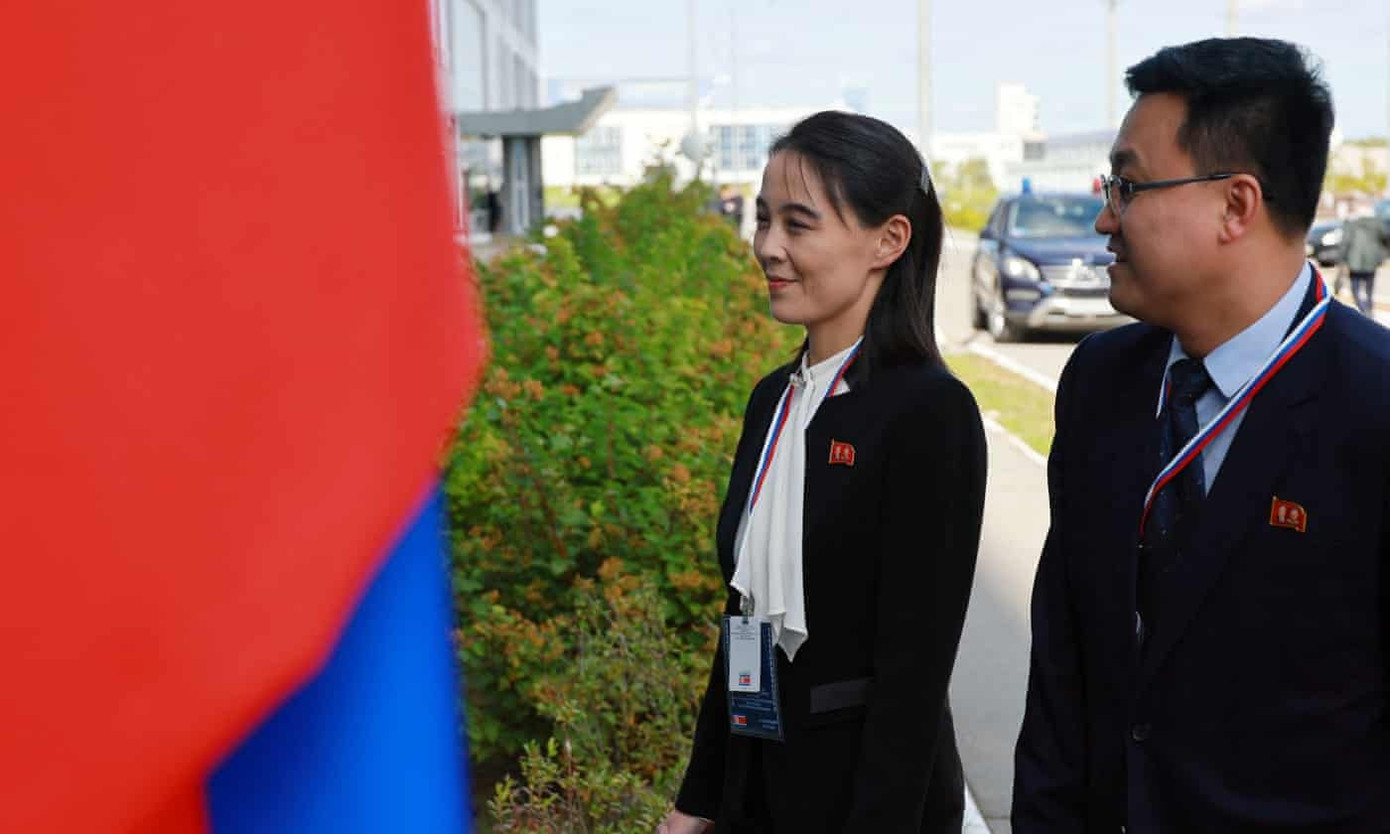 Em gái ông Kim - bà Kim Yo-jong tháp tùng anh trai trong chuyến thăm. Ảnh: Sputnik