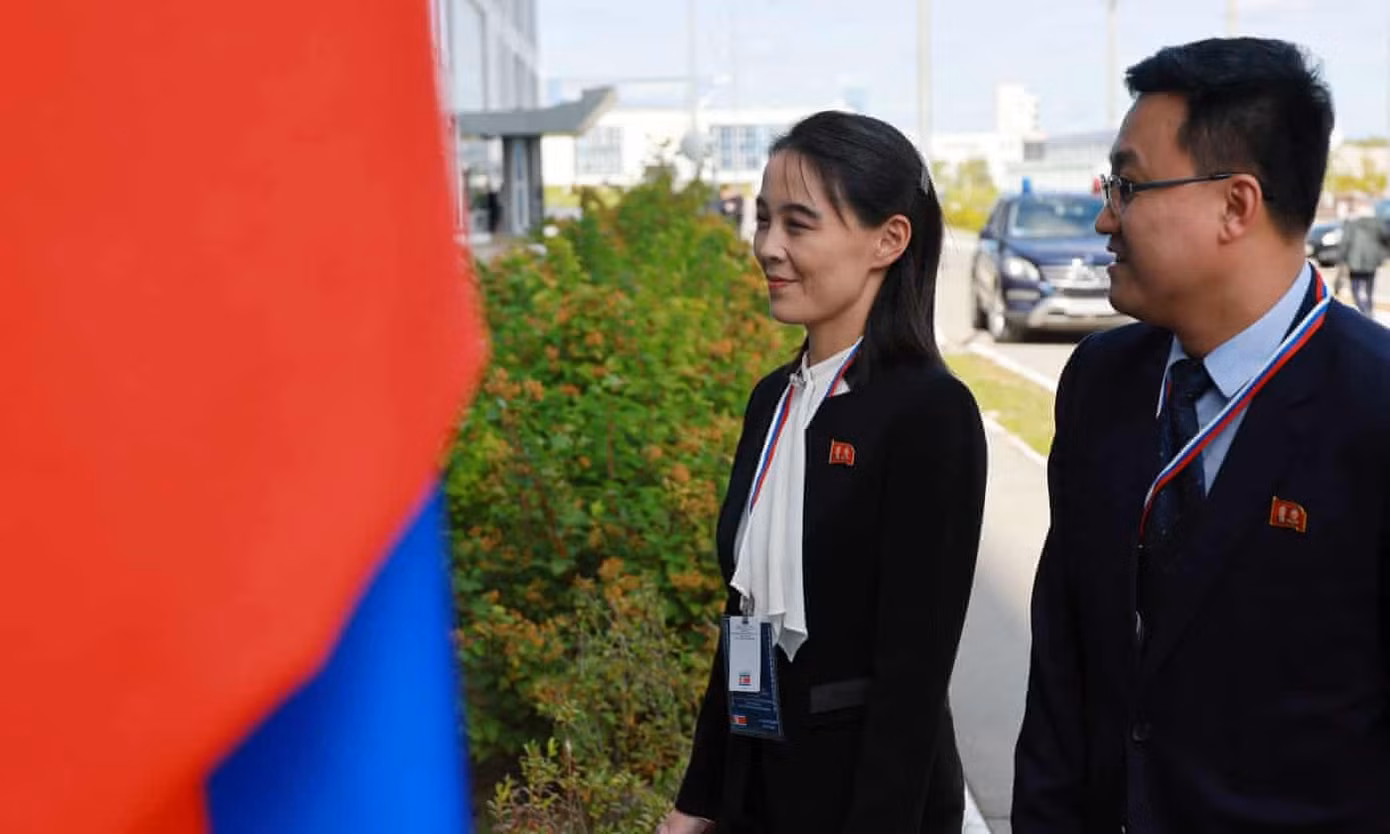 Em gái ông Kim - bà Kim Yo-jong tháp tùng anh trai trong chuyến thăm. Ảnh: Sputnik