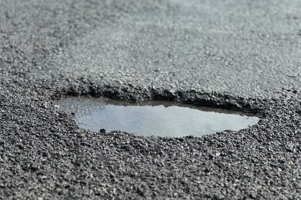 Một ổ gà xuất hiện trên cao tốc TPHCM - Long Thành - Dầu Giây (Ảnh: Hoàng Bình). Một ổ gà xuất hiện trên cao tốc TPHCM - Long Thành - Dầu Giây (Ảnh: Hoàng Bình).