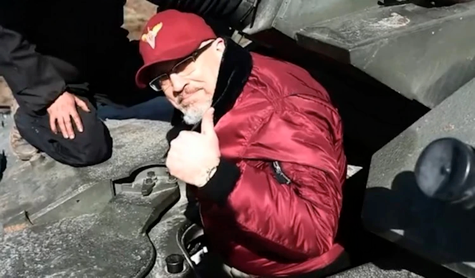 Tháng 3 năm 2023, cựu Bộ trưởng Bộ Quốc phòng Ukraine Oleksiy Reznikov lên trên chiếc xe tăng Challenger của Anh. Ảnh: YouTube