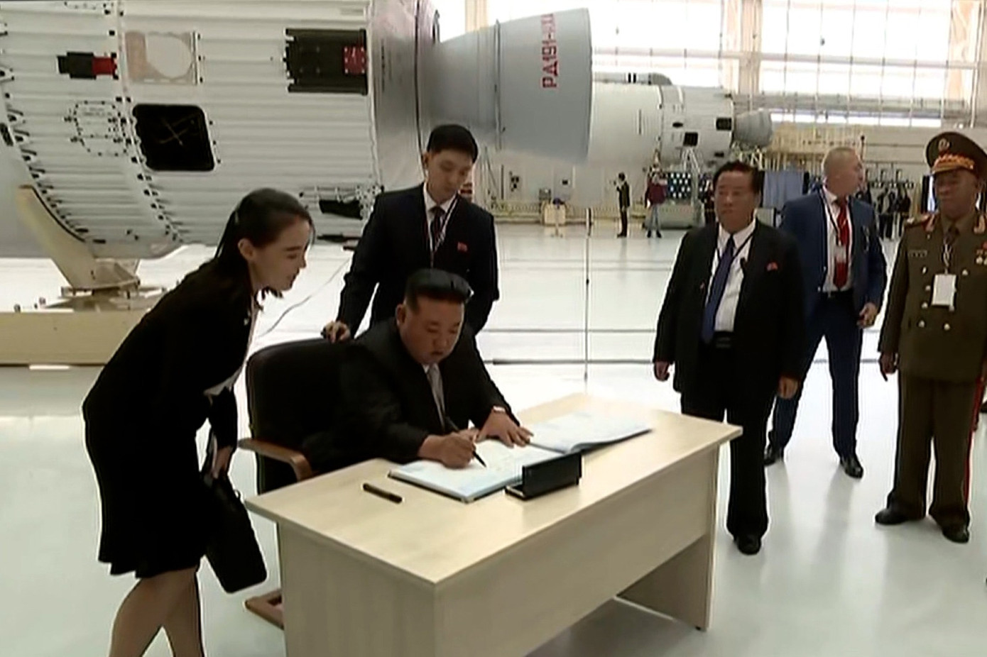 Chủ tịch Kim Jong-un viết sổ lưu niệm. Ảnh: Kremlin