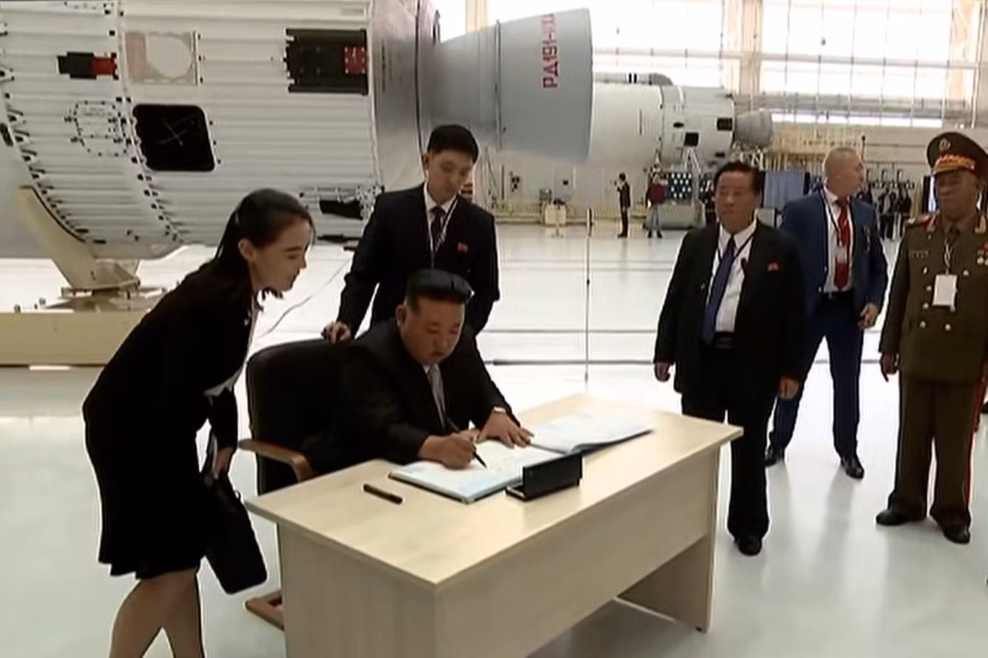 Chủ tịch Kim Jong-un viết sổ lưu niệm. Ảnh: Kremlin