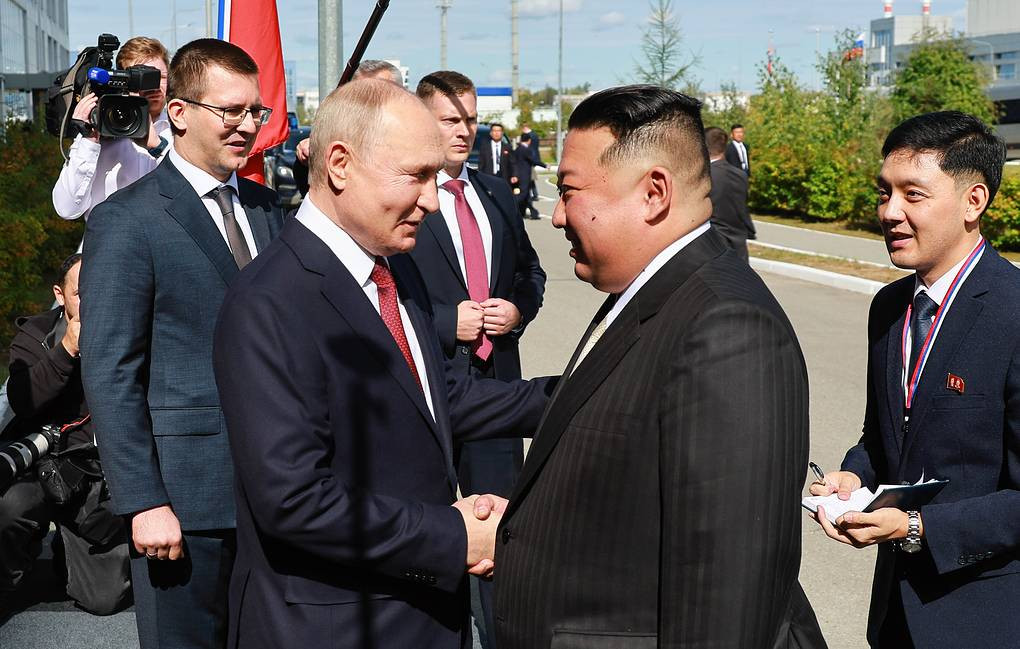 Tổng thống Nga Vladimir Putin bắt tay Chủ tịch Triều Tiên Kim Jong-un trong cuộc gặp ngày 13/9. Ảnh: Tass