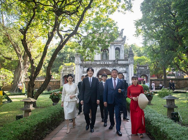 Hoàng Thái tử Nhật Bản và Công nương thăm Văn Miếu Quốc Tử Giám ngày 21/9. (Ảnh: Như Ý)