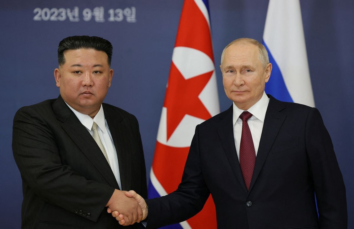Tổng thống Nga Vladimir Putin bắt tay Chủ tịch Triều Tiên Kim Jong-un. Ảnh: Reuters