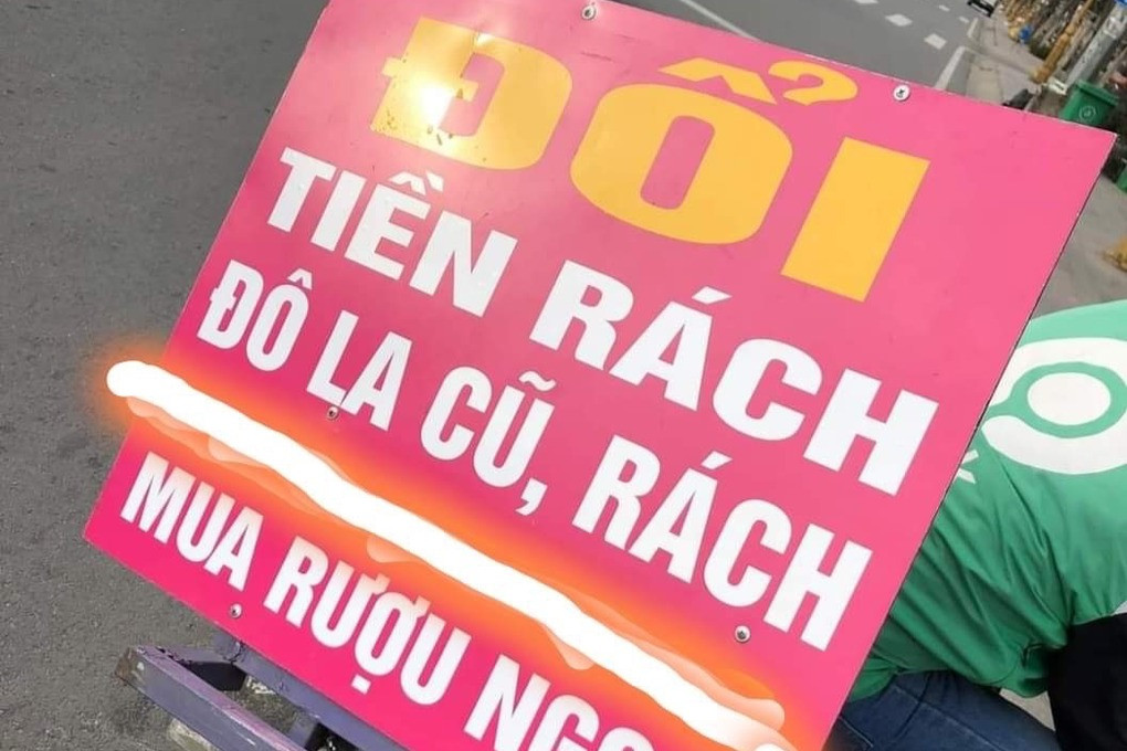 Nghề mua tiền rách thịnh hành nhất vào những năm 2000 khi tiền cô-tông được dùng rộng rãi (Ảnh: NVCC).