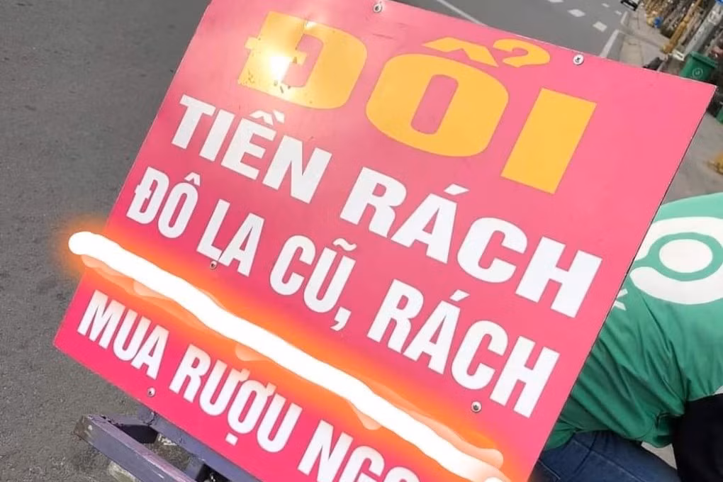 Nghề mua tiền rách thịnh hành nhất vào những năm 2000 khi tiền cô-tông được dùng rộng rãi (Ảnh: NVCC). Nghề mua tiền rách thịnh hành nhất vào những năm 2000 khi tiền cô-tông được dùng rộng rãi (Ảnh: NVCC).