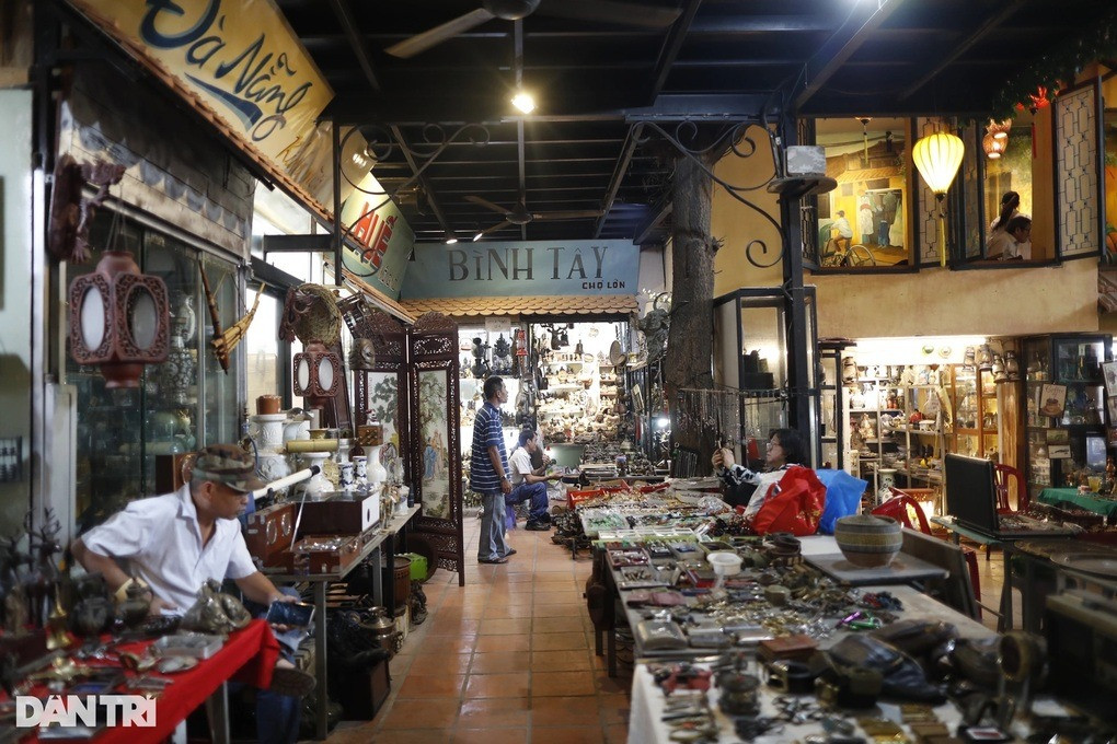 Hiện nay tại cà phê Chợ đồ cổ quận Bình Thạnh vẫn còn tồn tại nhiều tiểu thương thu mua tiền rách và tiền cổ (Ảnh: Hải Long)