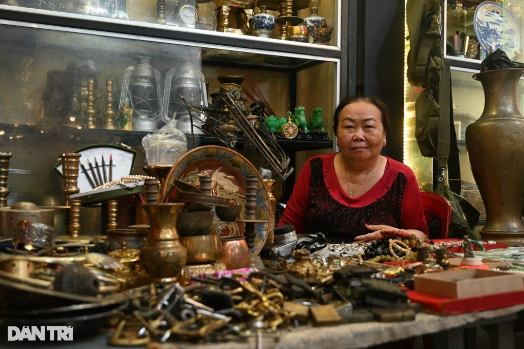 Bà Loan là một ít tiểu thương vẫn giữ cái nghề mua tiền rách vì đam mê của bản thân (Ảnh: Loan Tô).