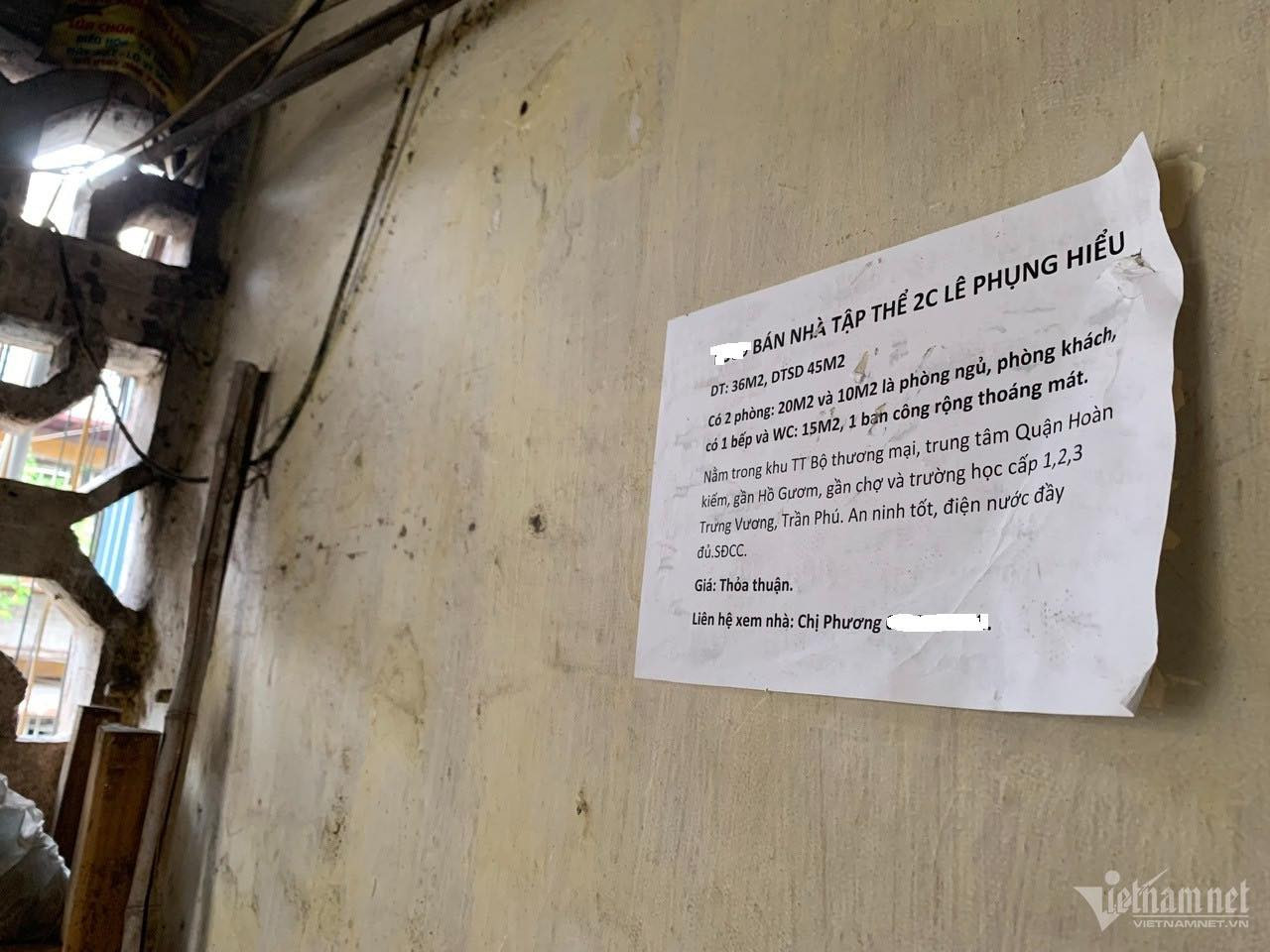 Một căn hộ tập thể ở số 2 Lê Phụng Hiểu, quận Hoàn Kiếm (Hà Nội) rao bán ngay trong nội khu nhưng khi liên hệ số điện thoại thì chủ nhà cho biết đã bán. (Ảnh: Nguyễn Lê).