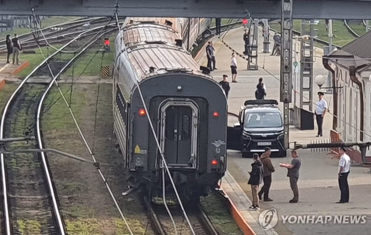 Các nhân viên an ninh tại ga Vladivostok (Viễn Đông Nga). Ảnh: Yonhap