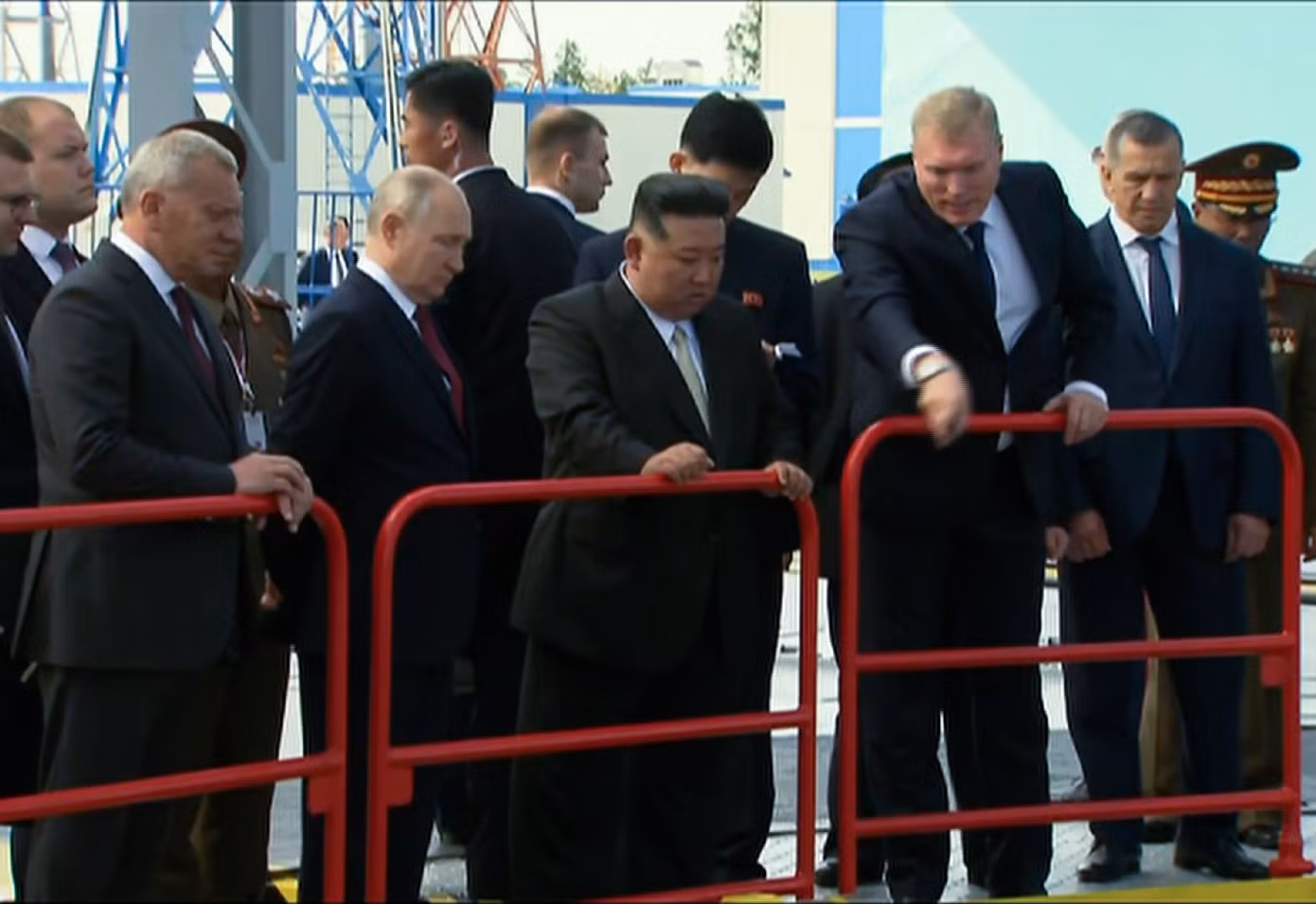 Hai nhà lãnh đạo thăm các cơ sở tại trung tâm vũ trụ. Ảnh: Kremlin