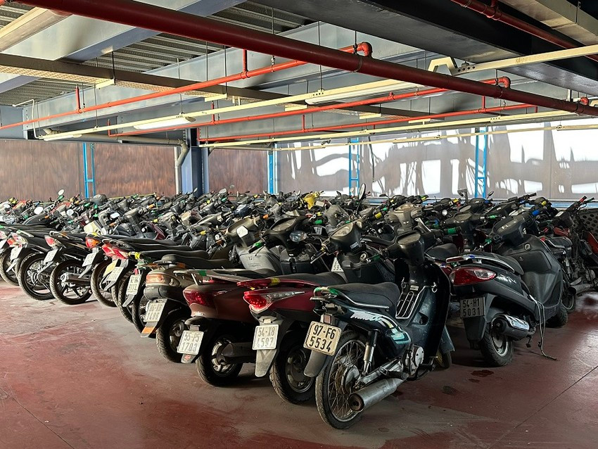 Thời gian nằm bãi quá lâu, xe hư hỏng, xuống cấp. Ảnh: P.ĐIỀN