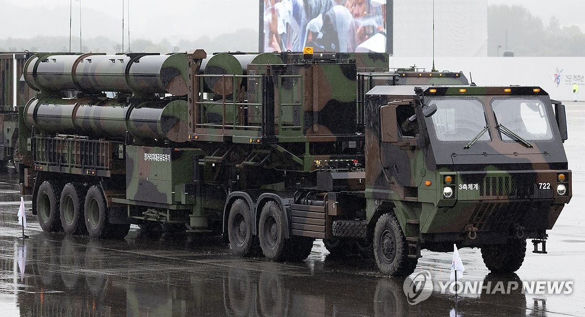 Bộ Quốc phòng Hàn Quốc cho biết buổi lễ cũng sẽ có sự xuất hiện của máy bay quân sự Mỹ và Hàn Quốc để thể hiện tư thế phòng thủ chung sẵn sàng cao độ. Tuy nhiên, Văn phòng Tổng thống Hàn Quốc thông báo buổi trình diễn của các máy bay F-35 và máy bay chiến đấu nội địa đầu tiên của Hàn Quốc, KF-21, đã bị hủy bỏ vì thời tiết xấu. Ảnh: Yonhap Bộ Quốc phòng Hàn Quốc cho biết buổi lễ cũng sẽ có sự xuất hiện của máy bay quân sự Mỹ và Hàn Quốc để thể hiện tư thế phòng thủ chung sẵn sàng cao độ. Tuy nhiên, Văn phòng Tổng thống Hàn Quốc thông báo buổi trình diễn của các máy bay F-35 và máy bay chiến đấu nội địa đầu tiên của Hàn Quốc, KF-21, đã bị hủy bỏ vì thời tiết xấu. Ảnh: Yonhap