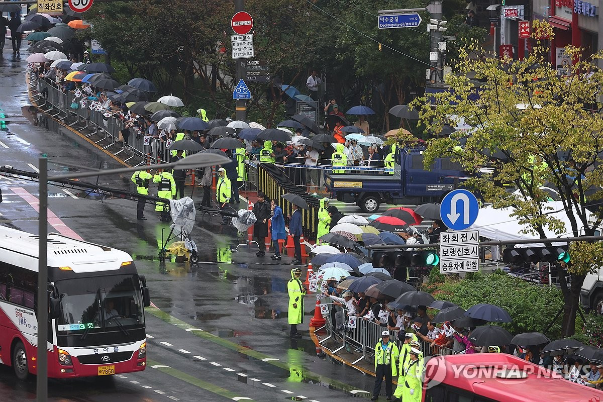 Tổng thống Yoon nói rằng nếu Nga giúp Triều Tiên tăng cường các chương trình vũ khí để đổi lấy sự hỗ trợ cho chiến dịch ở Ukraine thì đó sẽ là "một hành động khiêu khích trực tiếp". Trong ảnh: người dân Seoul xếp hàng chờ xem duyệt binh. Ảnh: Yonhap Tổng thống Yoon nói rằng nếu Nga giúp Triều Tiên tăng cường các chương trình vũ khí để đổi lấy sự hỗ trợ cho chiến dịch ở Ukraine thì đó sẽ là "một hành động khiêu khích trực tiếp". Trong ảnh: người dân Seoul xếp hàng chờ xem duyệt binh. Ảnh: Yonhap