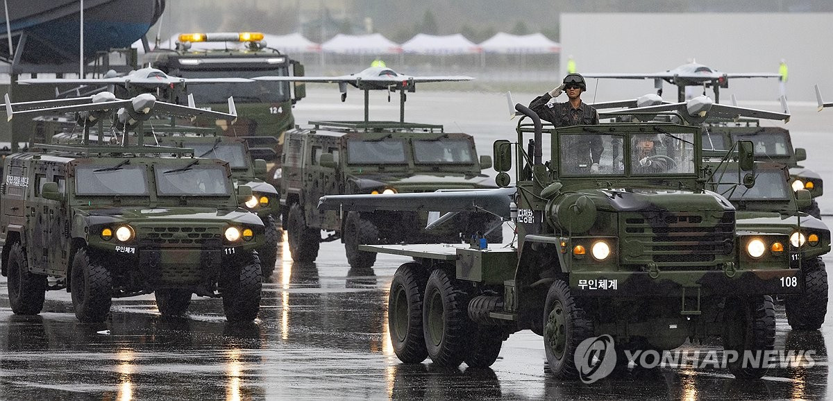 Điểm bắt đầu của lễ duyệt binh là căn cứ không quân ở Seongnam, nơi tập trung các khí tài như tên lửa Hyunmoo, tên lửa đất-đối-không tầm xa L-SAM, máy bay không người lái trinh sát, xe tăng chiến đấu chủ lực K2, pháo tự hành K9 và bệ phóng loạt Chunmoo. Ảnh: Yonhap Điểm bắt đầu của lễ duyệt binh là căn cứ không quân ở Seongnam, nơi tập trung các khí tài như tên lửa Hyunmoo, tên lửa đất-đối-không tầm xa L-SAM, máy bay không người lái trinh sát, xe tăng chiến đấu chủ lực K2, pháo tự hành K9 và bệ phóng loạt Chunmoo. Ảnh: Yonhap