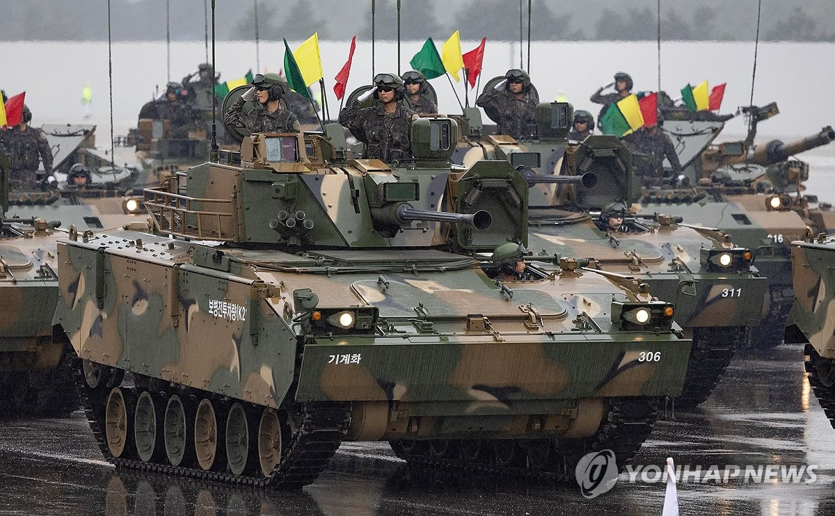 Hyunmoo là một trong những tên lửa mới nhất của Hàn Quốc, được các nhà phân tích cho là một phần không thể thiếu trong kế hoạch tấn công Triều Tiên trong trường hợp xảy ra xung đột. Còn L-SAM được thiết kế để bắn trúng tên lửa đang bay tới ở độ cao 50-60 km. Ảnh: Yonhap Hyunmoo là một trong những tên lửa mới nhất của Hàn Quốc, được các nhà phân tích cho là một phần không thể thiếu trong kế hoạch tấn công Triều Tiên trong trường hợp xảy ra xung đột. Còn L-SAM được thiết kế để bắn trúng tên lửa đang bay tới ở độ cao 50-60 km. Ảnh: Yonhap