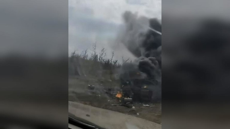 Hình ảnh từ video dường như cho thấy một chiếc xe tăng Challenger 2 bốc cháy ngùn ngụt. Hình ảnh từ video dường như cho thấy một chiếc xe tăng Challenger 2 bốc cháy ngùn ngụt.