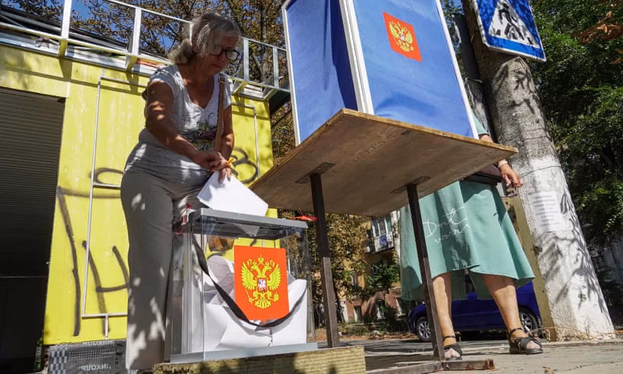 Một phụ nữ bỏ phiếu ở Mariupol (Donetsk) ngày 31/8. Ảnh: EPA Một phụ nữ bỏ phiếu ở Mariupol (Donetsk) ngày 31/8. Ảnh: EPA