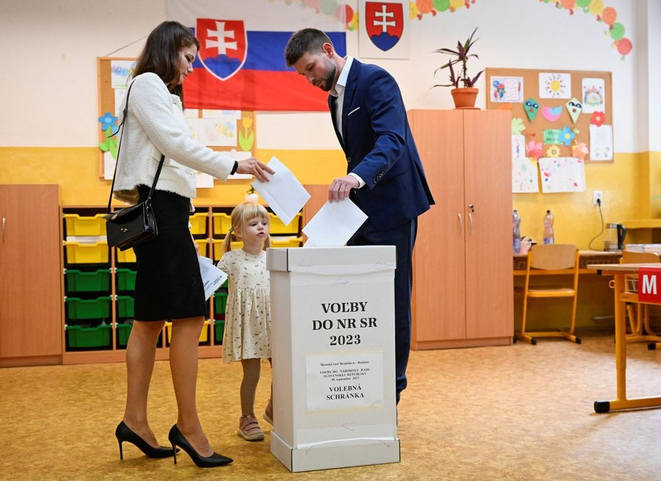 Ông Michal Simecka đi bỏ phiếu. Ảnh: Reuters