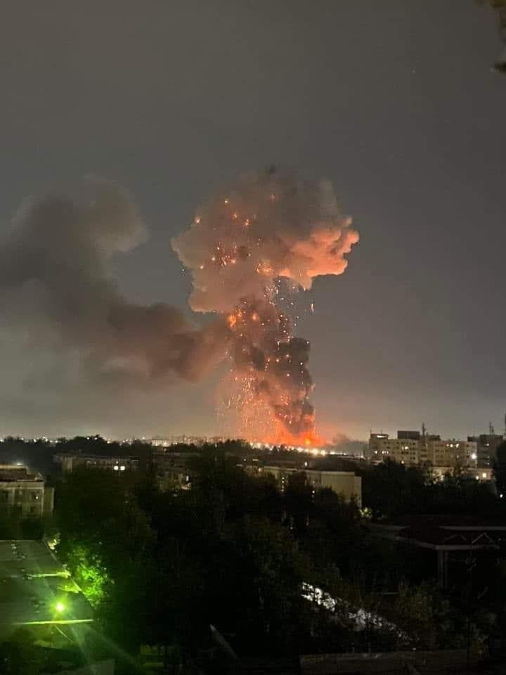 Vụ nổ nhìn từ xa. Ảnh: Twitter