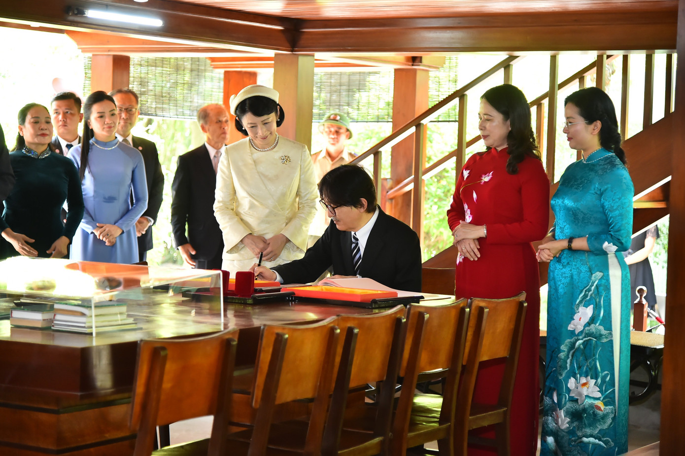 Phó Chủ tịch nước Võ Thị Ánh Xuân cùng Hoàng Thái tử Akishino và Công nương Kiko thăm Nhà sàn Bác Hồ. Ảnh: (Như Ý