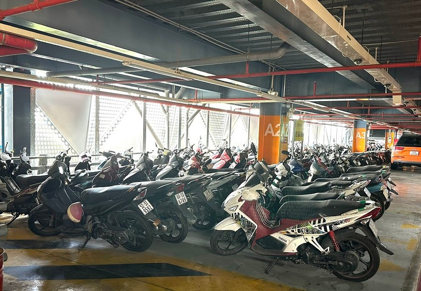 Để đảm bảo an toàn cháy nổ, số xe "bỏ quên" xếp khu vực riêng, xăng được rút khỏi bình. Ảnh: P.ĐIỀN